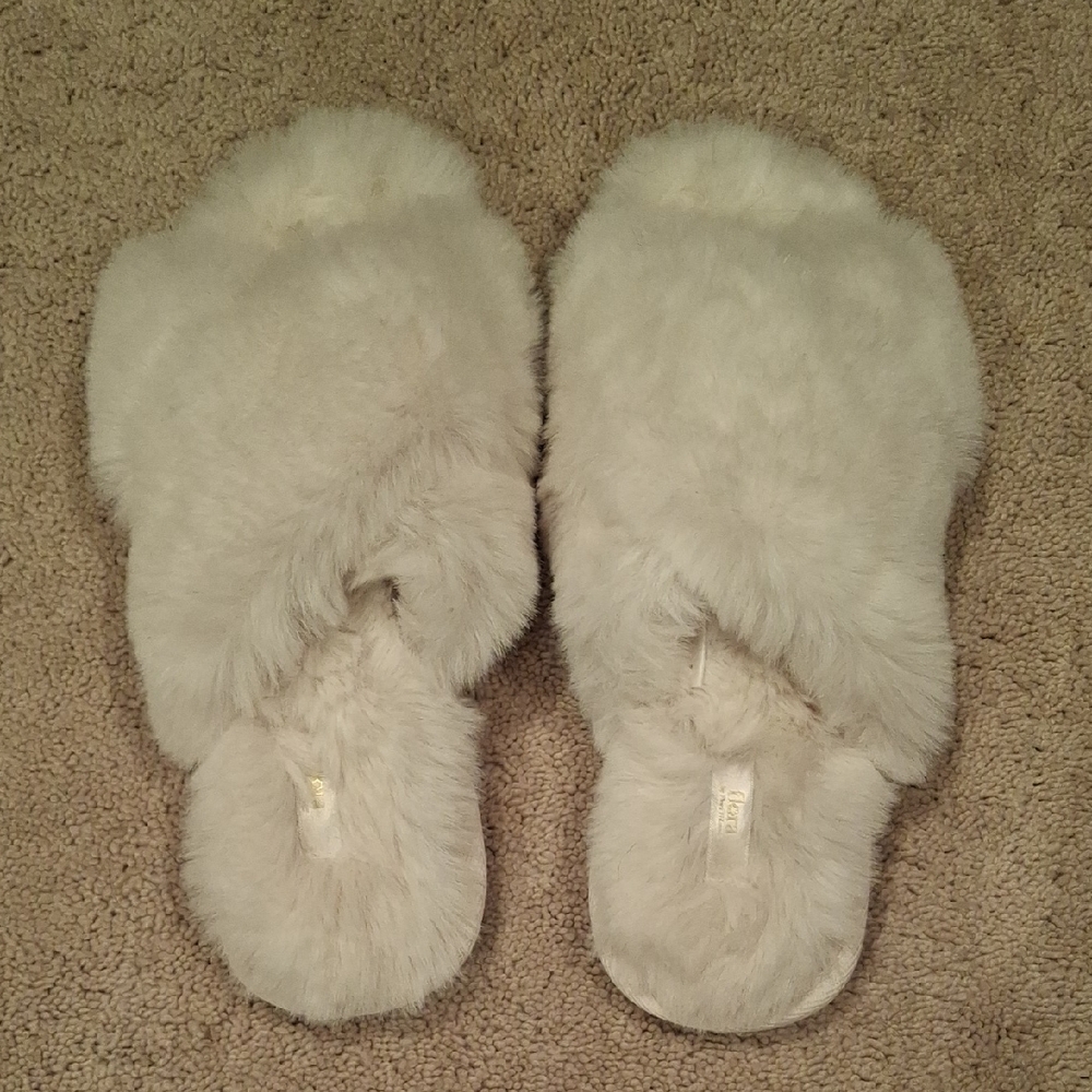 Flora Nikrooz Cream Fuzzy Slippers